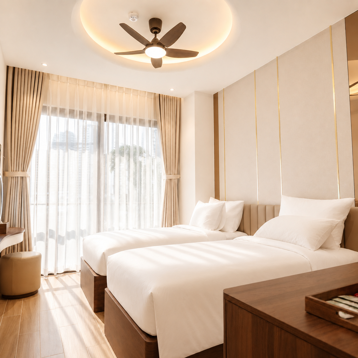 Căn phòng ngủ T.Home Boutique đón nắng dịu, góc bàn trang điểm bài trí nhẹ nhàng mang lại cảm giác thư thái khứu giác.