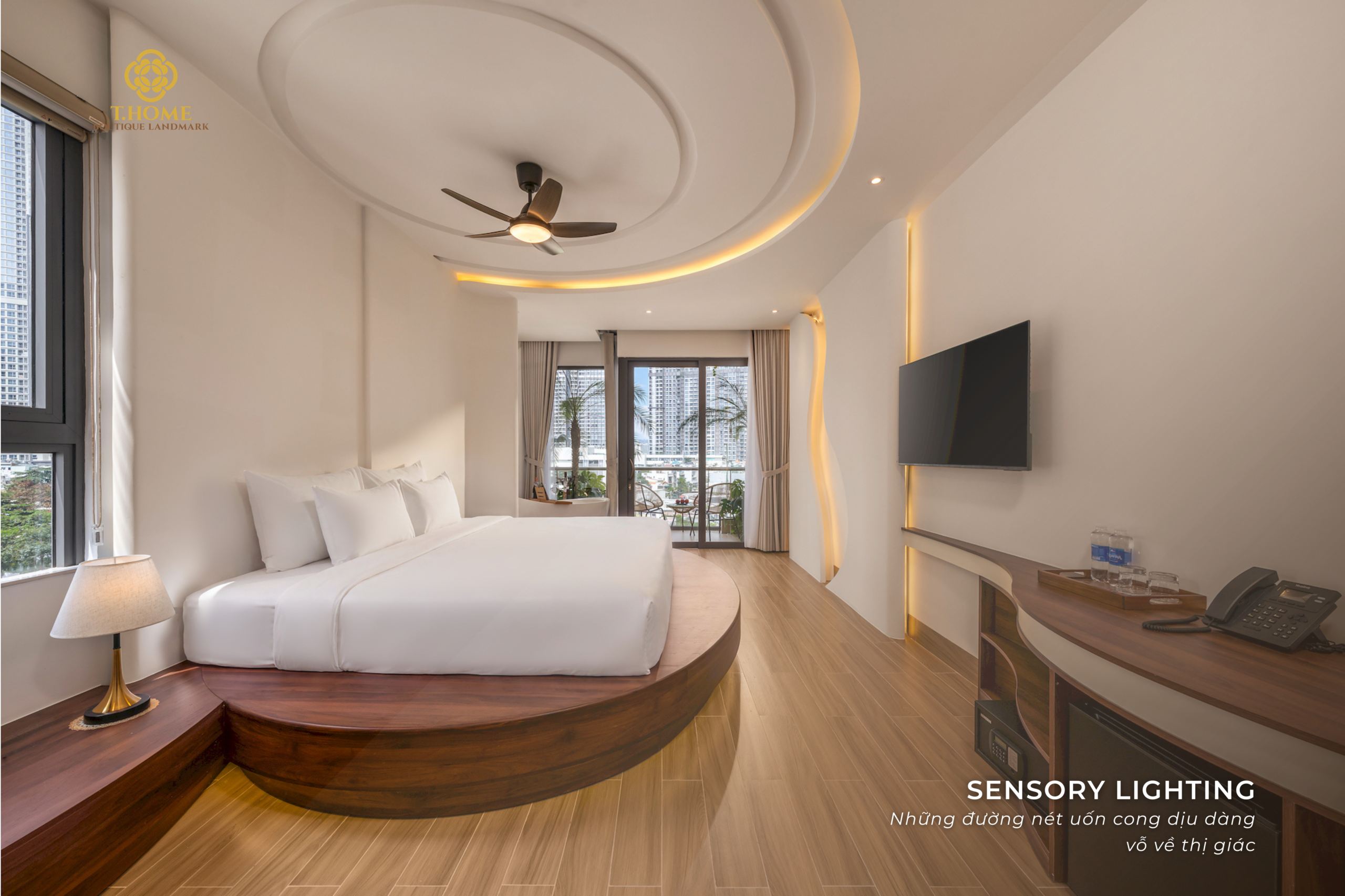 Không gian phòng Suite King Balcony With Bathtub ấm cúng và tinh tế