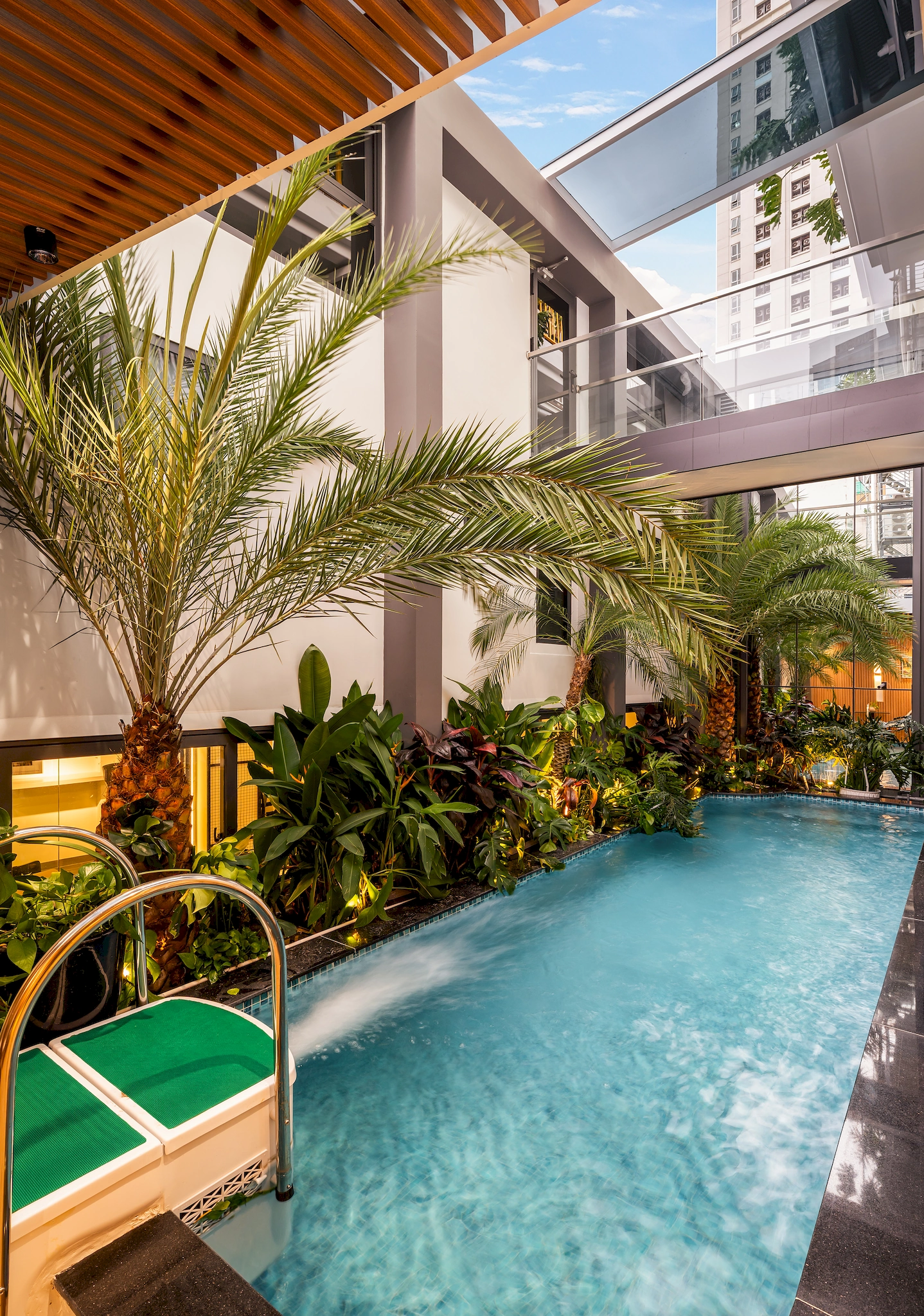 Khu vườn Boutique Garden xanh mát với dòng nước róc rách tại T.Home Boutique Landmark